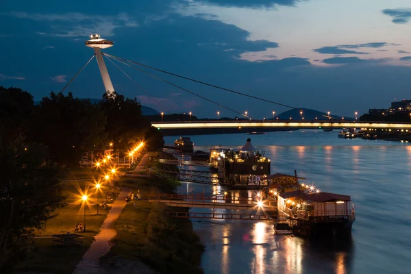 Vista nocturna del Puente de Bratislava, Eslovaquia — Foto de Stock