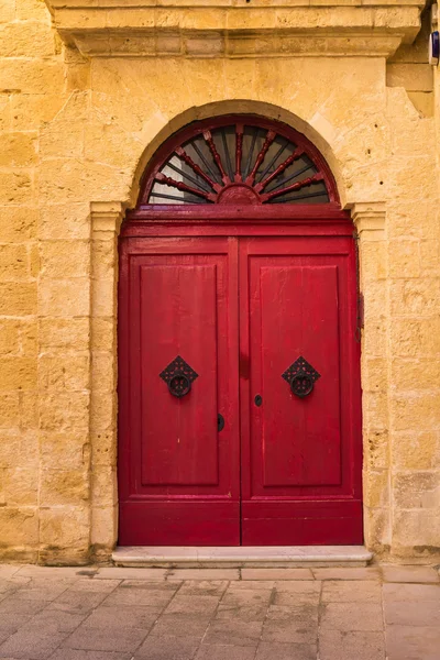 Красные ворота, Мдина, Мальта — стоковое фото