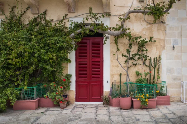 Porte rouge d'une maison sur l "île de Malte — Photo