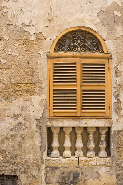 Fenêtre jaune avec une arche et un volet, île de Malte — Photo