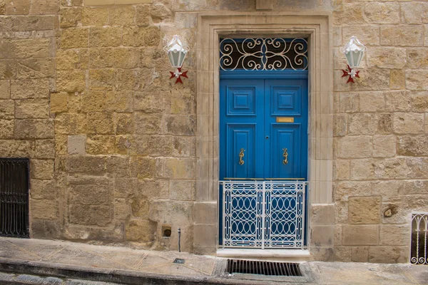 Голубая дверь каменного дома, остров Мальта — стоковое фото