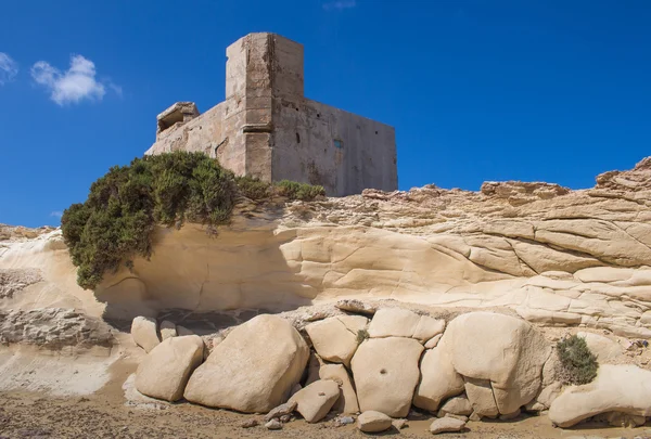Rocas costeras y un edificio, isla Malta —  Fotos de Stock