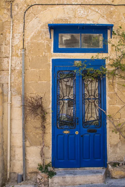 Kamienny dom z niebieska brama, Wyspa Malta — Zdjęcie stockowe