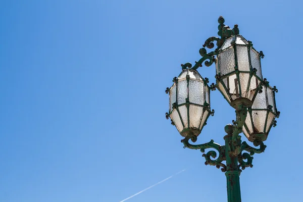 Cidade tradicional luz e céu azul, ilha Malta — Fotografia de Stock