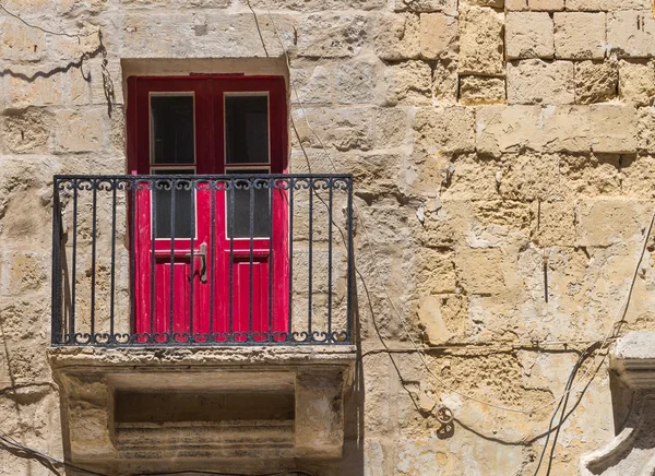 Porte rouge et balcon, La Valette, île de Malte — Photo