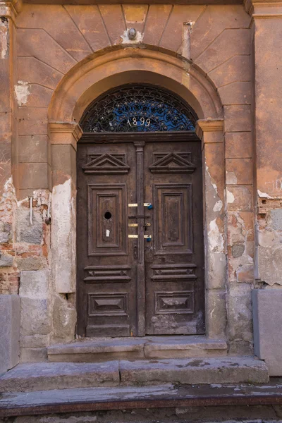 Старая дверь, Банска-Штявница, Словакия — стоковое фото