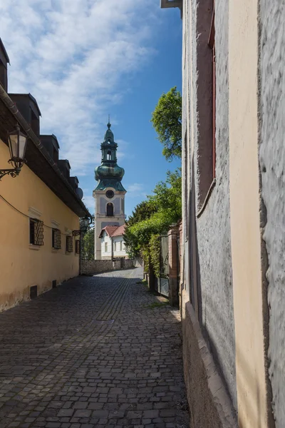 Street, egy templom, Banska Stiavnica, Szlovákia — Stock Fotó
