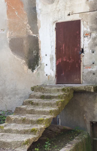 Tür und Treppe — Stockfoto