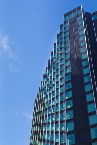 Blauer Wolkenkratzer und ein Himmel — Stockfoto