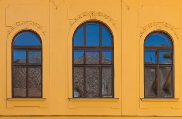 Fenêtres avec une arche avec réflexion du ciel — Photo