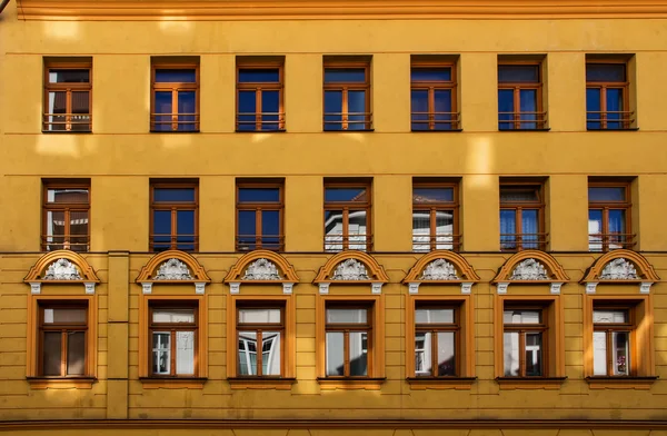 Gelbes Haus mit Spiegelung — Stockfoto