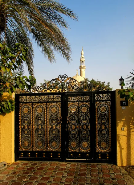Традиционные ворота и мечеть, Дубай — стоковое фото