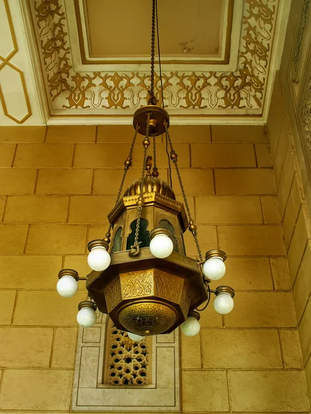 Lampadario a Jumeirah Mosque, Dubai — Foto Stock