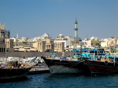 Dubai Körfezi ve Deira bir cami ile