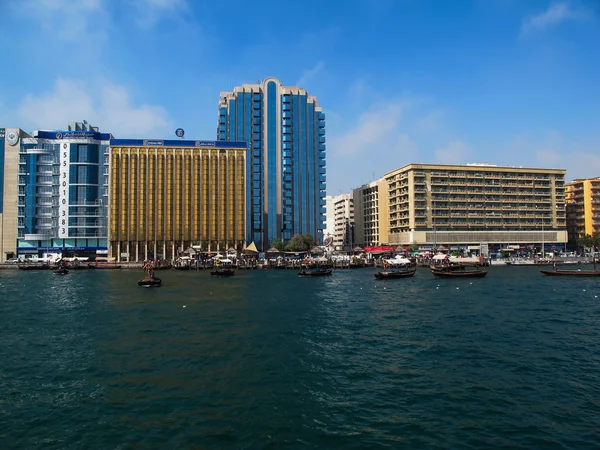 Dubai Creek und moderne Gebäude — Stockfoto