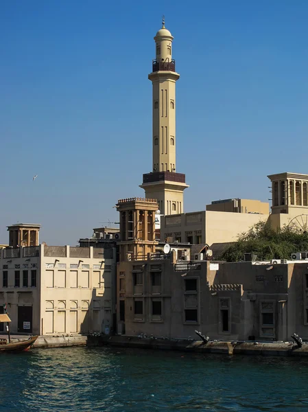 Dubai Creek e una moschea — Foto Stock