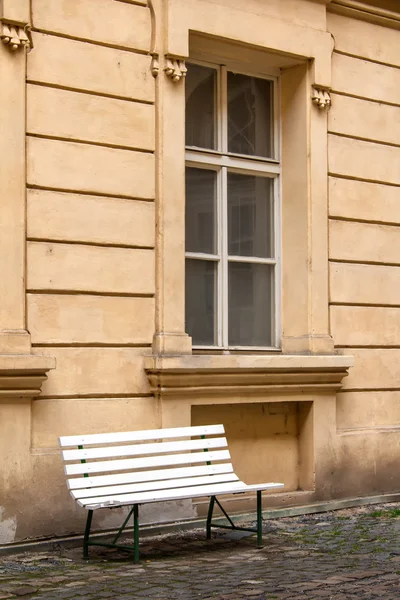 Пустой скамейка и окно — стоковое фото