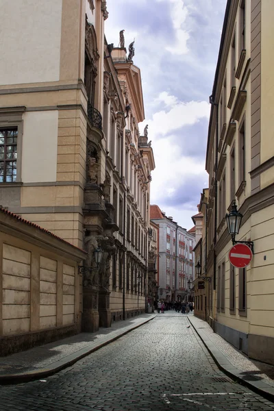 Старая улица Праги — стоковое фото