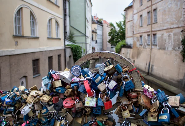 Låsta kärlek i Prag — Stockfoto