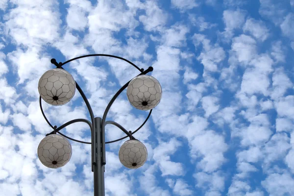 Pouliční lampy a zamračená obloha — Stock fotografie