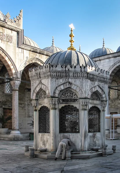 Courtyard of New Mosque in Istanbul — Stock Photo, Image