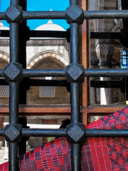 Fenêtre et reflet de la mosquée — Photo