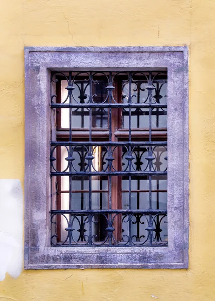 Старое окно — стоковое фото