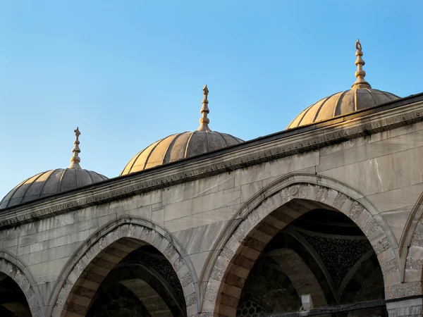 Dômes de la mosquée à l'heure d'or — Photo