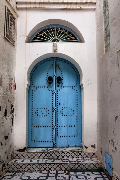 Casa con cancello blu, Tunisia — Foto Stock