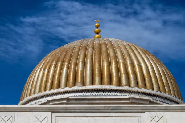 Cúpula dorada del mausoleo en Monastir, Túnez — Foto de Stock
