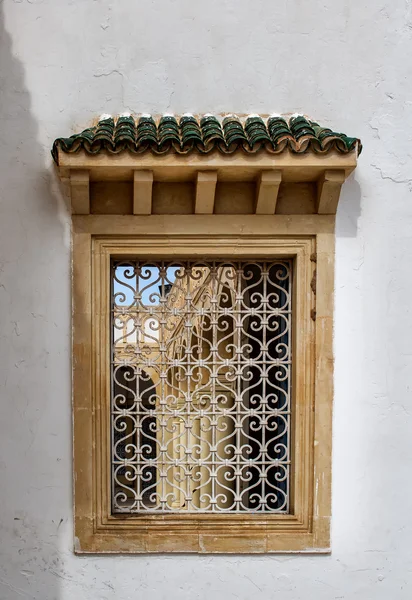 Traditionelles Fenster in Tunesien geöffnet — Stockfoto