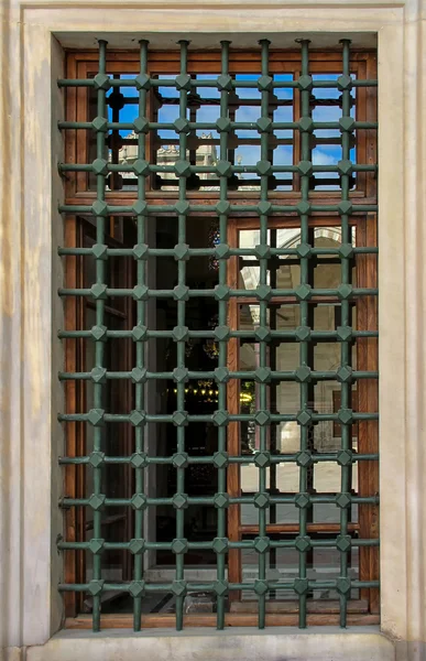 Fenster mit Reflexion der Moschee, Süleymaniye Moschee, Istanbul — Stockfoto