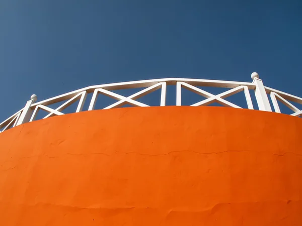 Oranžové zdi a modrá obloha — Stock fotografie