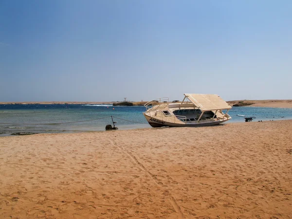 Bateau sur une plage, Mer Rouge, Egypte — Photo