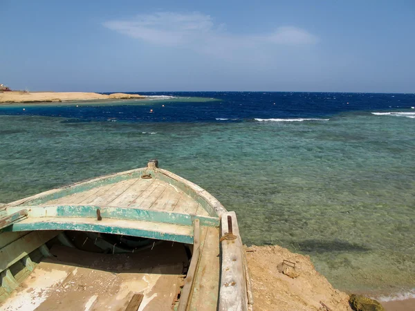 Vieux bateau de pêche sur le rivage de la mer Rouge, Egypte — Photo