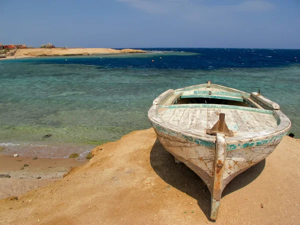 Antiguo barco pesquero en la orilla del Mar Rojo, Egipto —  Fotos de Stock