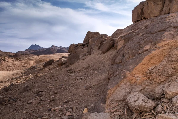 De klippiga bergen i öknen i Egypten — Stockfoto