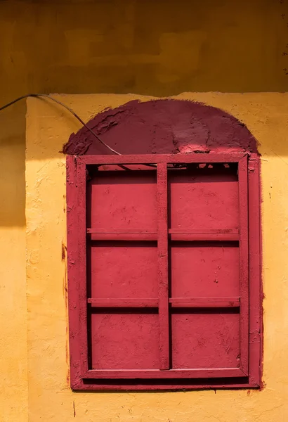 Finestra rossa, parete gialla — Foto Stock