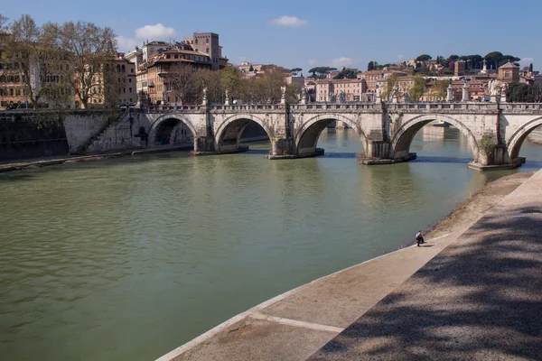 Most přes řeku Tiberu, Řím, Itálie — Stock fotografie