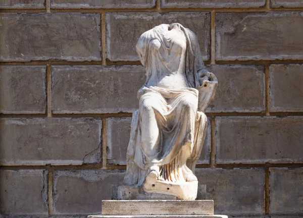 Estatua sin cabeza de mujer, Roma, Italia — Foto de Stock