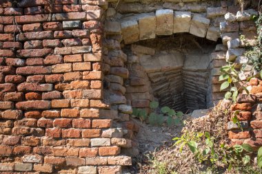 Tuğla duvar ve bir tünel