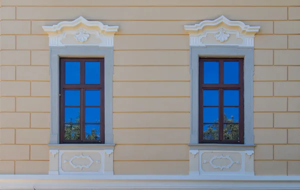 Deux fenêtres avec réflexion du ciel — Photo