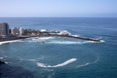 Sonbaharda Atlantik Okyanusu 'nun kuzey kayalık kıyıları. Beyaz bulutlu mavi gökyüzü. Puerto de la Cruz, Tenerife, Kanarya Adaları, İspanya.