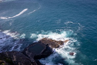 Atlantik Okyanusu kıyısındaki karanlık volkanik kaya ve kayaların detayları. Sonbaharda rüzgarlı bir günde dalgalar. Tenerife 'nin kuzeyinde, Santa Cruz, Kanarya Adaları, İspanya.