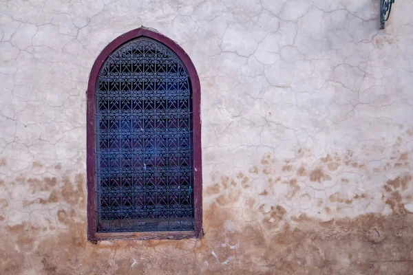 Janela tradicional com grade, Marrocos — Fotografia de Stock