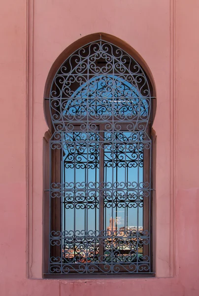 Geleneksel penceresiyle yansıma, Marrakesh, Morocco