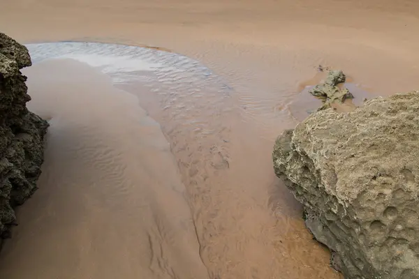 Sandstrand och klippor — Stockfoto