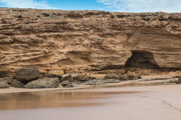 Sandstrand och klippor — Stockfoto