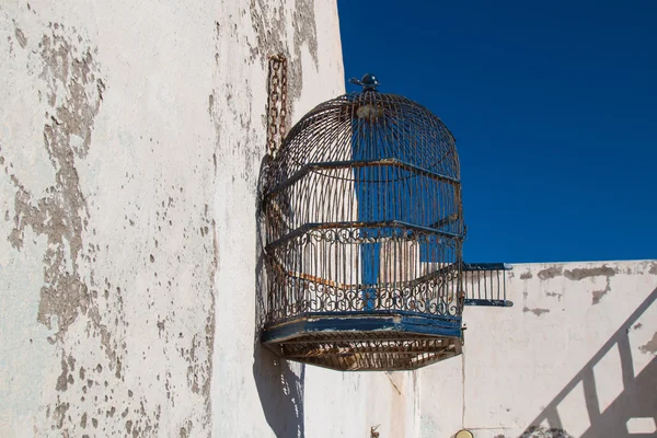 Jaula en el techo y cielo azul —  Fotos de Stock