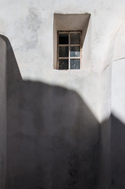 Bir gölge ve bir pencere ile duvar